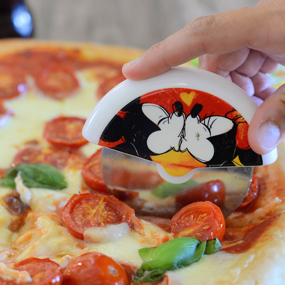 Couteau à pizza Mickey et Minnie rouge